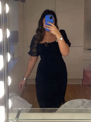 Svart klänning från Adoore - Snygg svart klänning från Adoore. Använd 1 gång🥰
