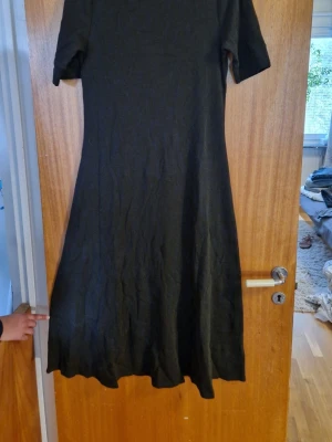 Mörkt mossgrön midi-klänning från Ralph Lauren - Klassisk skön stickad klänning från Ralph Lauren med korta ärmar och bred halsringning. Klänningen har en enkel och tidlös design i 100% mjuk bomull, lätt att styla upp eller ner. Materialet och färgåtergivning (mörkt mossgrön) är bäst på detaljbilderna. Endast använd ett par gånger.