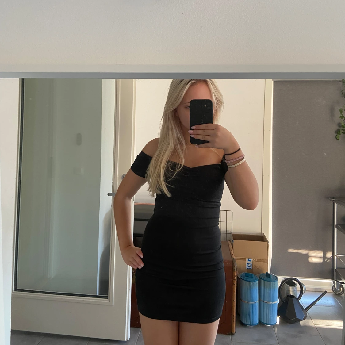 Svart offshoulder klänning - 90