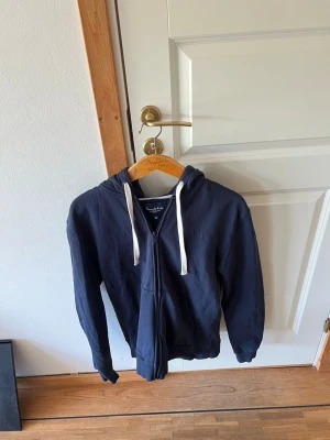 Zip hoodie bondelid - Zip hoodie bondelid i fint skick och sparsamt använd!