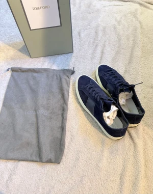 Tom Ford Cambridge mörkblå  - Tom Ford Cambridge mörkblå)ny pris på 9000 men säljer de på 3700) Storlek 41) skick 8/10 allt skickas med 