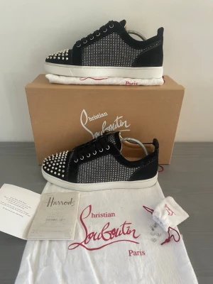 Christian Louboutin - Sprillans nya louboutins i 9/10 skick, storlek 42 eu. Allt og finns och kan fås med vid fullpris eller överänskommelse