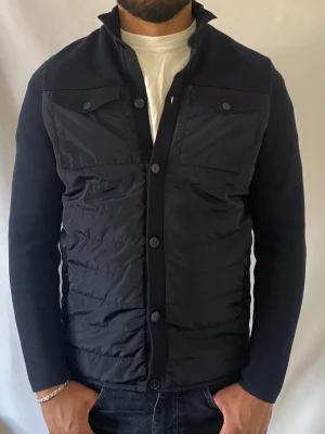 Massimo dutti cardigan  - Tjena! Säljer nu denna extremt snygga cardigan jacka som är ifrån Massimo Dutti • Skick 9/10 • Storlek M passar M/S • Modellen på bilden är 180cm och väger 80kg • Vårt pris : 1499kr • Hör gärna av er via pm vid frågor eller funderingar;