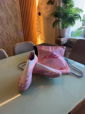 Adidas rosa F50 fotbollsskor - Säljer ett par lamine yamal adidas f50 fotbollsskor. Fick 2 par fotbollsskor i födelsedagspresent och jag föredrar de andra därför säljer jag dessa. Pris kan diskuteras 