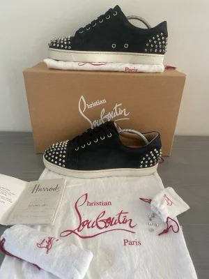 Christian Louboutin   - Ett par christian louboutin skor i storlek eu 40,5. Skicket är bra runt 7,5/10 og kan fås med vid fullpris eller överenskommelse.
