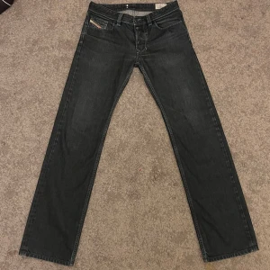 Vintage Diesel Larkee 0088Z wash - Säljer ett par regular-straight jeans från Diesel av modellen "LARKEE" med en 0088Z wash, svart+mörkblå. Strl W32 L34.