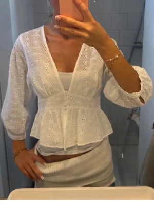 Volang blus zara - Superfin och somrig blus från Zara. Blusen är i mycket bra skick, använd 2-3 gånger. Den är i storlek s och är normal i storleken men passar också mindre. pris kan diskuteras och skriv vid frågor!