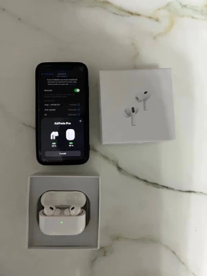 Apple AirPods Pro med laddningsetui - Säljer ett par vita Apple AirPods Pro med trådlöst laddningsetui. Coverage gick slut förra december vilket visar att den ör äkta såklart . Inge fel på dem! Pris kan absolut diskuteras.