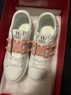 ❣️ Valentino Open Studs Pink Rosa 38 EU NYA 37 -  PRIS KAN DISKUTERAS ☺️! först till kvarn! ~Valentino Open i Rosa 38 med studs! Väldigt fräscha och coola skor med rosa verkligen wow 💞🌸  skriv vid frågor eller funderingar jag svarar på vad som !! (om du har 37-38 EU storlek passar dem:)) FÖRST TILL KVARNNN ‼️‼️