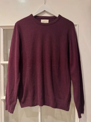Vinröd cashmere-tröja A Day's March - Vinröd stickad tröja från A Day's March i en lyxig mix av 70% ull och 30% cashmere. Använt några gånger bara helt ny