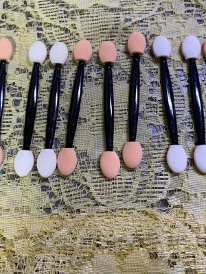 10 st ögonskuggsborste - Flera dubbelsidiga ögonskuggsborstar med svart plastgrepp och mjuka skumapplikatorer i vitt och beige. Perfekt för att applicera och sudda ögonskugga. Smidig storlek och enkel att använda för både detaljer och större ytor.