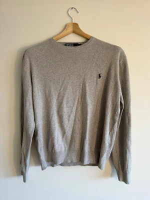 Polo Ralph Lauren Crewneck - Pima Cotton - Polo by Ralph Lauren crewneck i 100% Pima Cotton – stl L slim fit. Grå melange, broderad pony i navy. Vintage box-label, mjuk känsla i materialet. Skick mycket bra.