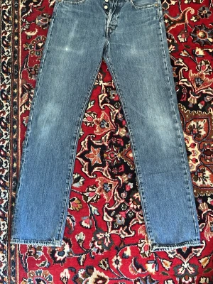 Blåa Levi's 501 - Klassiska blå 501 ifrån Levi's : Rak passform : 31/34 : Hör av dig vid intresse : Pris kan diskuteras. 
