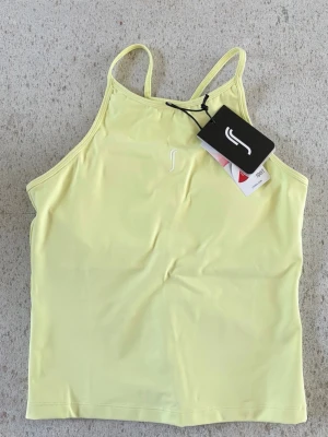 RS Sports - Helt ny träningstopp från RS Sports. Inbyggd sport bh. Nypris 599kr 