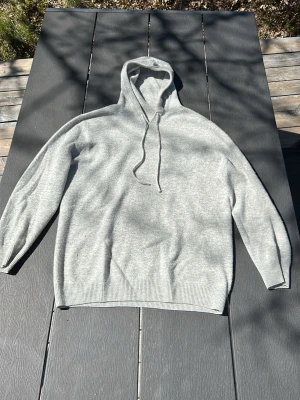 50/50 Cashmere och Merinoull tröja - Tja, säljer en grå 50/50 Cashmere och Merinoull tröja i storlek S || Skicket 9/10 (knappt använt) || Priset är ej hugget i sten || Hör av er vid minsta fråga eller fundering⚜️