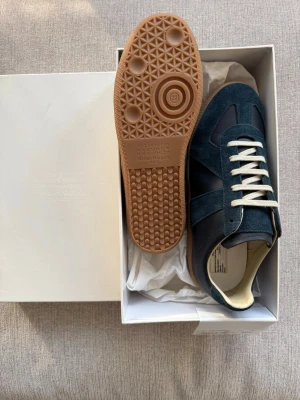 Maison margiela gats (Navy/44) - Great condition, never worn. Comes with the box and dustbags. Same day shipping. Price can be discussed but to a reasonable amount. Feel free to ask questions.