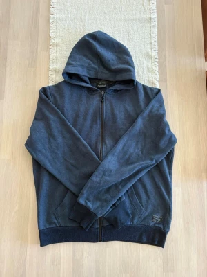 Herr blå zip up  - Storlek M ifrån Bluewear, finns inga snören. Skickas inom 48h kika in min profil för mer fina plagg. Skriv om ni har några frågor!