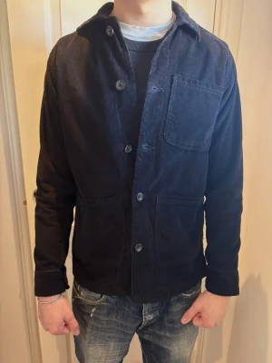 Herr svart kappa/jacka - Storlek S ifrån Brave soul. Skickas inom 48h lika in min profil för mer fina plagg. Skriv om ni har några frågor!