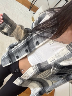 Fin vår jacka  - Skjortjackan har två bröstfickor med lock och en avslappnad passform. Perfekt att slänga över en t-shirt för en chill look. Materialet är mjukt och borstat, vilket ger en skön känsla.