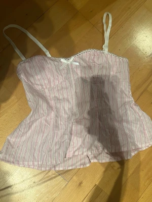 Söt sommar topp  - Rosa söt topp, bra skick! Fråga om fler bilder behövs :) 