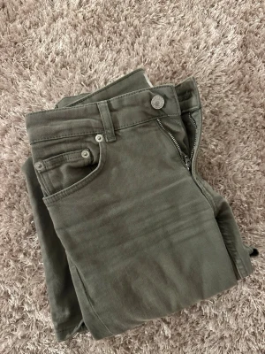 gröna jeans - lågmidjade gröna bootcut jeans från lager 157, i storlek xs short