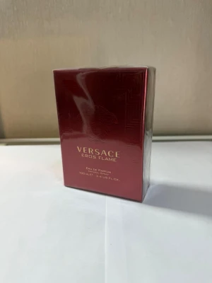 Versace Eros Flame Eau de Parfum - Versace Eros Flame Eau de Parfum i en snygg röd och guldig förpackning. Flaskan rymmer 100 ml och doften är intensiv och modern. Perfekt för dig som gillar exklusiva och lyxiga parfymer. Kommer i originalförpackning.