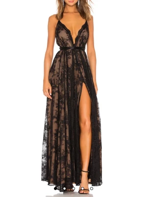 Svart spetsklänning från Michael Costello - Perfekt klänning till bal eller bröllop. Köptes för 3952 kr på revolve (https://www.revolve.com/mobile/michael-costello-x-revolve-paris-gown-in-black/dp/MELR-WD69/?d=Womens&vn=true&itrownum=9&itcurrpage=1&itview=01) och säljs nu för 2500 kr pga att jag köpte en ny klänning och inte längre har användning för denna, så klänningen är helt oanvänd. 