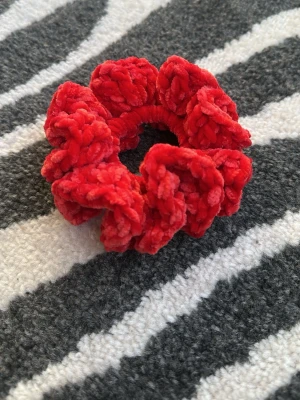 Röd fluffig scrunchie  - Superfin scrunchie i rött chenille garn. Den är fluffig och en superfin hår accessoar.