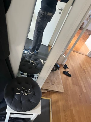 Svarta replay anbass hyperflex  slim fit jeans - Säljer ett par svarta replay anbass jeans med klassiksa fickor. Jeansen har en smal passform och är tillverkade i stretchigt denimtyg för extra komfort. Perfekta för en trendig och avslappnad look. Storlek waist 30 och length 34 pris kan diskutera vid snabb affär