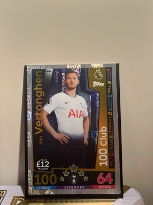 Fotbollssamlarkort Tottenham Jan Vertonghen - Säljer ett exklusivt fotbollssamlarkort från 18/19 säsongen. Topps Jan Vertonghen. Kortet har gulddetaljer, spelarbild i Tottenham tröja. Perfekt för samlare av fotbollskort eller mer specifikt Tottenham kort