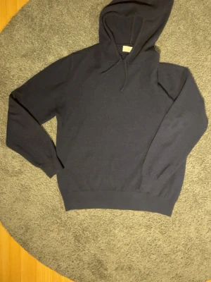Sayless Kashmir hoodie - En stilren mörkblå hoodie. Extremt skönt material och passar perfekt nu till sommaren. Skriv vid funderingar!!