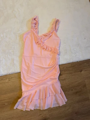 Rosa volang klänning  - Stl S , ny!