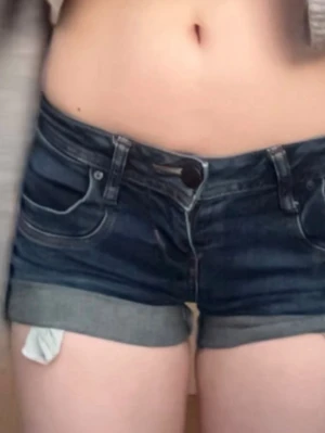 Blå denimshorts med uppvik - Säljer ett par klassiska blå jeansshorts från LTB med uppvikta benslut.  Jeansen är klippta av mig till shorts. Dessa har har normal passform och midja, samt snygga sömmdetaljer på bakfickorna. Perfekta till sommaren och lätta att matcha med olika stilar.