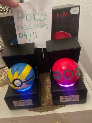 Pokémon Quick Ball & Cherish Ball repliker - Säljer två coola Pokémon-bollar: en blå och gul Quick Ball samt en röd och svart Cherish Ball. Båda är detaljerade repliker i plast och kommer med snygga svarta ställ. Perfekt för samlare eller som dekoration till gamingrummet. Quick ball kostar 600 och cherish ball för 1100 men för båda bollarna så är det 1700