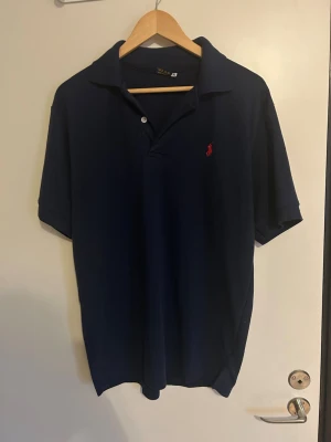 Marinblå pikétröja från Ralph Lauren - Marinblå Polo piké. Nästan inte använt. Storlek xl men passar L