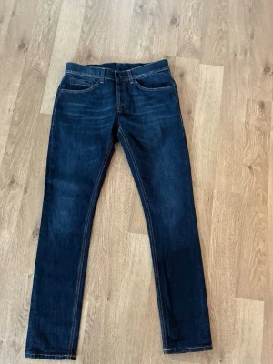 Dondup Jeans - Säljer ett par helt nya mörkblå dondup jeans för endast 699kr!                                                                             Nypris:3999kr därav väldigt bra erbjudande.             Modell: skinny fit                                                            Om ni har några frågor är det bara att fråga på!