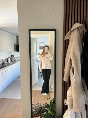 Of shoulder stickad tröja från Gina  - Mysig beige of shoulder tröja från Gina. Tröjan är i storlek 158-164, alltså ungefär XS/S.  Nästan aldrig använd! 