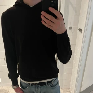 Oscar Jacobsson Hoodie - Tjena, säljer min snygga Oscar Jacobson hoodie då jag inte använder den längre. Köptes för ungefär en månad sen för 800kr.💯 Storleken är S men passar M Skick - 9/10 Mitt pris - 550kr✅ 