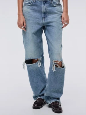 Blåa loose fit jeans med slitna knän - Säljer ett par blåa loose fit jeans med stora slitningar och hål på båda knäna. Jeansen har raka ben. Perfekt för dig som gillar en avslappnad och trendig look. Materialet är denim i bomull. Inte använda har prislappen kvar 