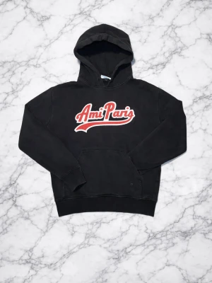 Ami Paris hoodie  -                   Mörkblå/Svart Ami Paris hoodie.                                              - Storlek: S sitter lite mer som Xs.                                                                                 - Skick: 7/10                                                                                                               - Rabbat om man följer ✅                                                                               - Kontakta vid frågor 🙌🤩