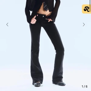 Cheap Monday jeans - Säljer ett par svarta bootcut jeans från cheap monday!! Helt oöppnad då jag redan hade ett par sen innan❣️jag är 164 för referens!