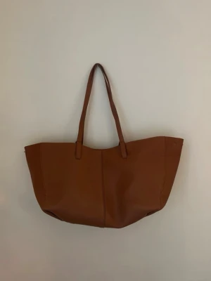 Brun stor handväska  - Snygg och rymlig brun handväska 