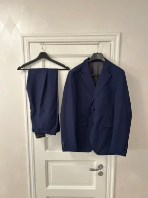 Oanvänd White Bros kostym 52 marinblå nypris 4000 kr - Säljer en stilren marinblå kostym från White Bros.  Nypris: 4 000 kr Mitt pris: 1 595 kr  Helt ny och aldrig använd. Storlek: 52  Perfekt till student, bröllop, bal, examen eller professionella sammanhang. Klassisk och användbar året runt.  Kan fraktas eller provas i Sollentuna. Fler kostymer finns i andra storlekar och märken. Hör av dig vid intresse!