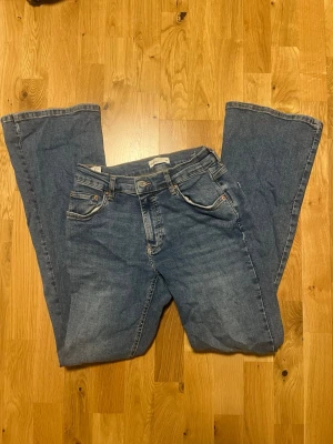 Blå bootcut jeans från Gina - Ett par lågmidjade bootcut jeans som tyvärr blivit för små. Superfina och perfekt för att få till en bra” stockholmsstil look”. Har flera bilder med de på så skriv privat för att se. 