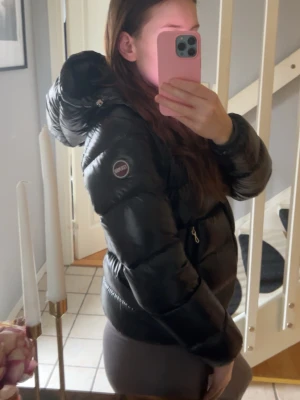 Svart pufferjacka från Colmar - Säljer en svart pufferjacka från colmar då jag inte får någon användning av den längre. I mycket bra skick. I storlek 14y men passar xs/s