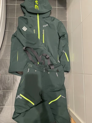 EQPE Skidjacka + skidbyxor - Skidställ från Eqpe köpt från SkiStar denna säsong. Endast använda 2 dagar då jag dragit av korsbandet och ej kommer kunna åka skidor. Stl 164 Hör av er vid frågor