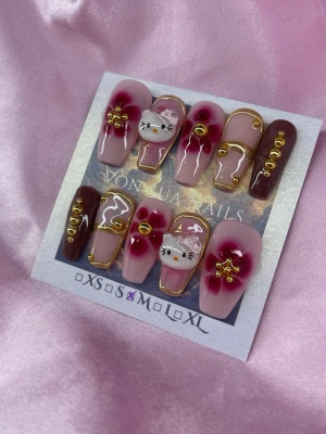 CherryKitty (M);Medium Ballerina - Snygga handgjorda press-on naglar i rosanude och vinröda toner med guldiga detaljer, 3D-blommor och söta Hello Kitty-motiv. Medium ballerinaform, dekorerade med pärlor och metalliclinjer för en unik look. Perfekt för dig som vill sticka ut med dina naglar!M: 16 mm, 12 mm, 12,5 mm, 11,5 mm, 10 mm