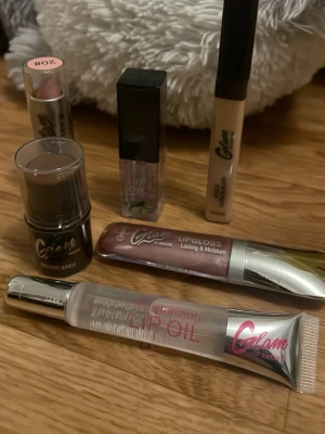 Smink från glam of sweden lipglosset färgen 1,  lipsticket färgen 20 - Alla är helt nya oöppnade. Concealern är i färgen 05, och bronsern färgen 04