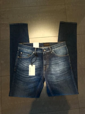 Tiger of Sweden jeans nya - Helt nya jeans från tiger of Sweden med prislappen kvar på. Storleken är W30 L34 i modellen evolve vilket är mellan straight och slim