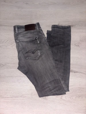 Replay jeans - Säljer nu ett par riktigt fräscha replay jeans som tyvärr blivit för små men riktigt fint skick hör av er om ni undrar något.